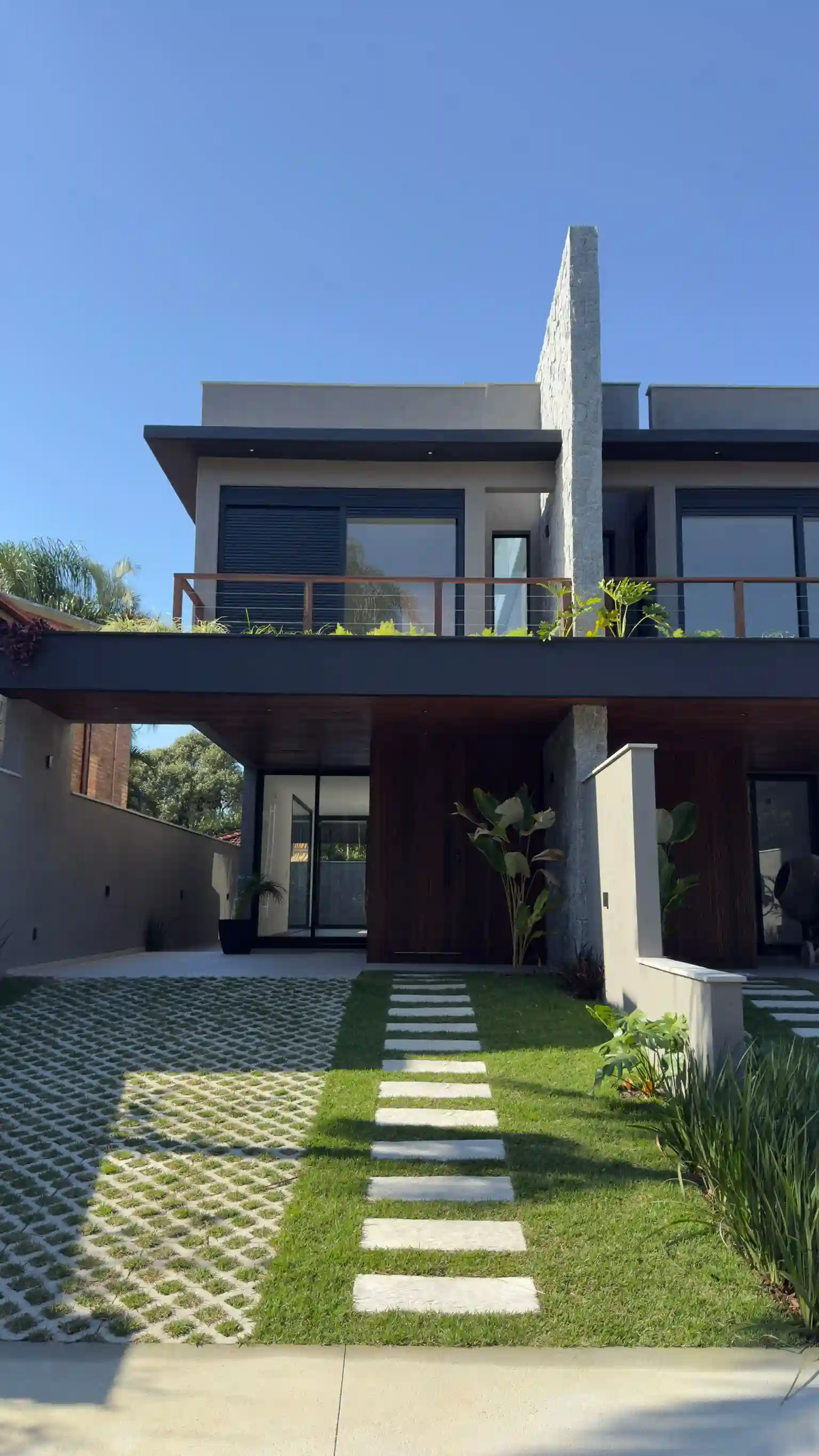 Casas A&ccedil;ores facade &mdash; a R$1.7M home above the R$1M investor-visa threshold