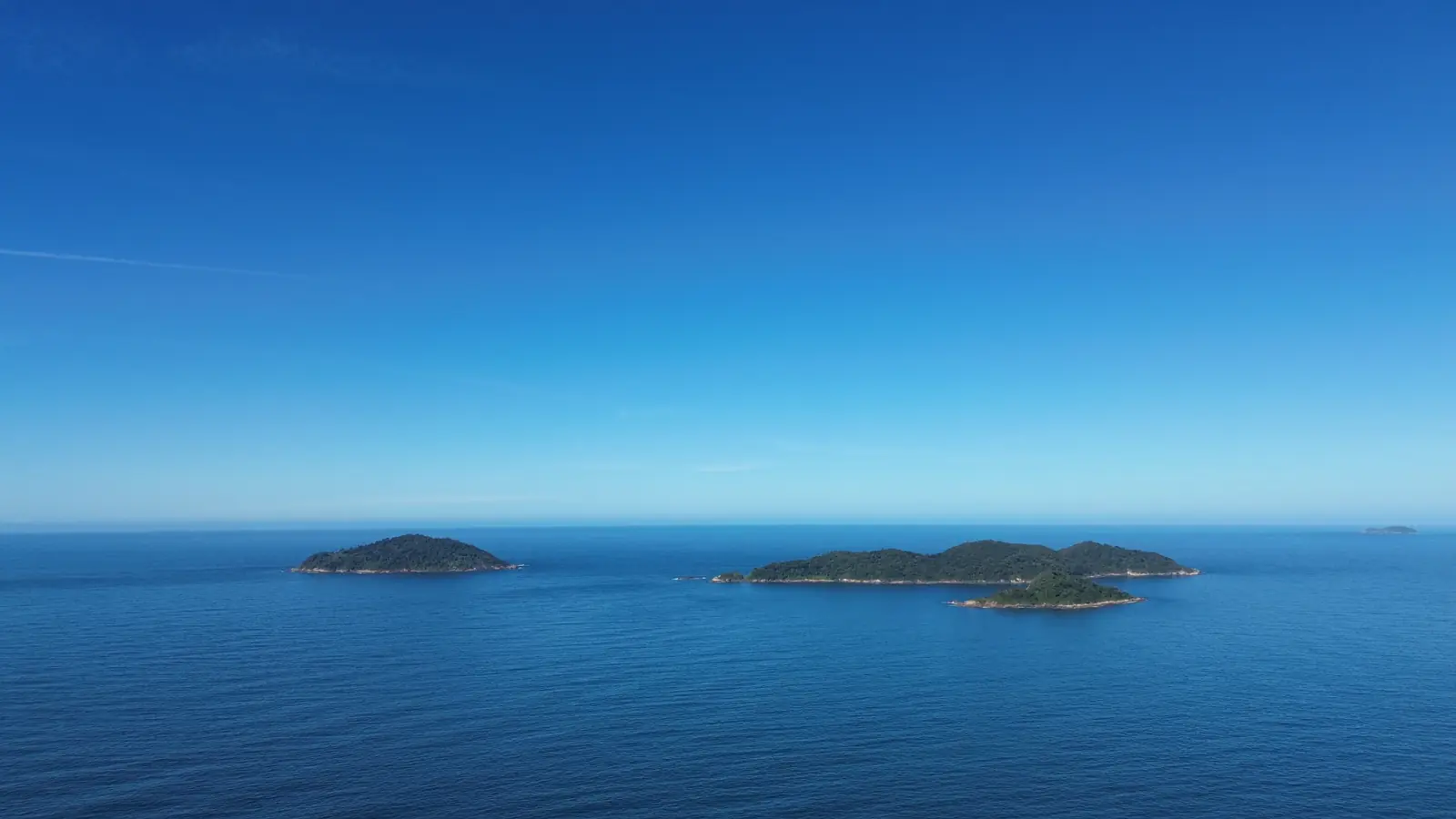 Las islas Tr&ecirc;s Irm&atilde;s frente a la Praia dos A&ccedil;ores, en el sur de Florian&oacute;polis